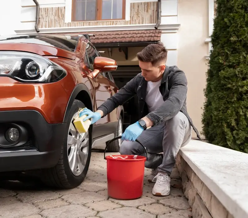 Lavage auto à domicile Le Val-de-Guéblange : professionnel intervenant sur un véhicule